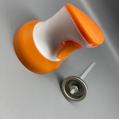 Распылительный клапан освежителя воздуха с механизмом подачи аромата с плавным срабатыванием